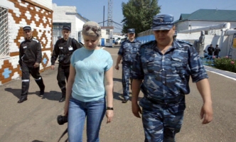 Наталия Абашкина, режиссёр конкурса, в колонии. Кадр из фильма Сказка о соловьях-разбойниках