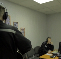 Осуждённые записываются для конкурса. Кадр из фильма Сказка о соловьях-разбойниках