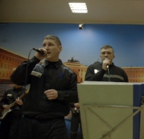 Осуждённые записываются для конкурса. Кадр из фильма Сказка о соловьях-разбойниках